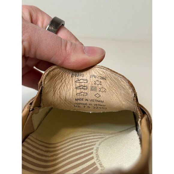 Taos Upward Tan Leather Slip On Loafers Size 7.5 - Picture 10 of 10